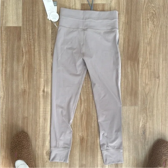 NWT Vuori Daily Sport Leggings in Graphite - Picture 5 of 9